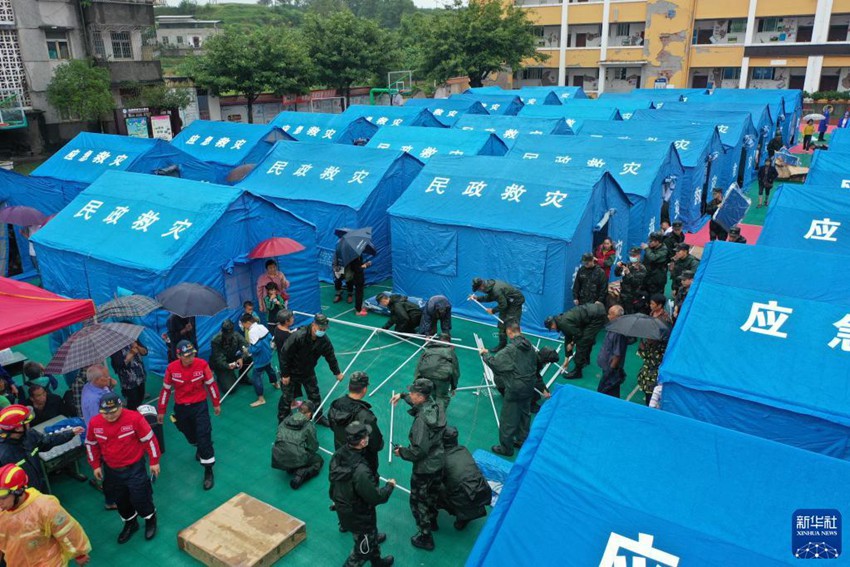 9월 16일, 무장경찰 쓰촨총대 루저우지대 군인들이 이재민들을 위해 천막을 친다. [사진 출처: 신화사]