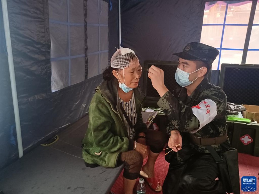 9월 16일, 무장경찰 쓰촨총대 루저우지대 군인이 푸지진 다톈(大田)촌 다친 주민의 상처를 처리 중이다. [사진 출처: 신화사]