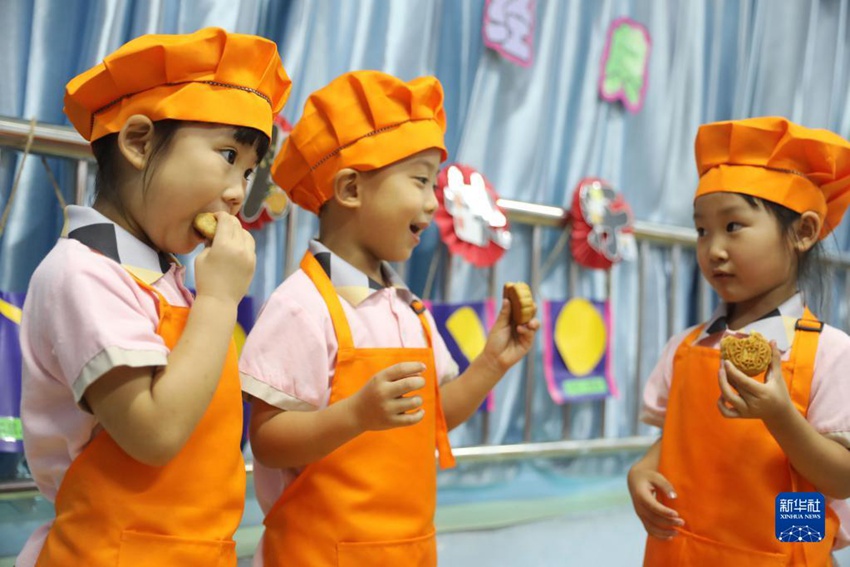 어린이들이 직접 제작한 월병을 맛보고 있다. [사진 출처: 신화사]