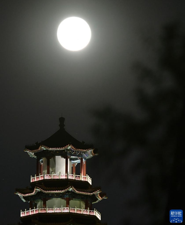 베이징 스징산(石景山)에서 촬영한 공정각(功亭閣)과 보름달 [사진 출처: 신화사]