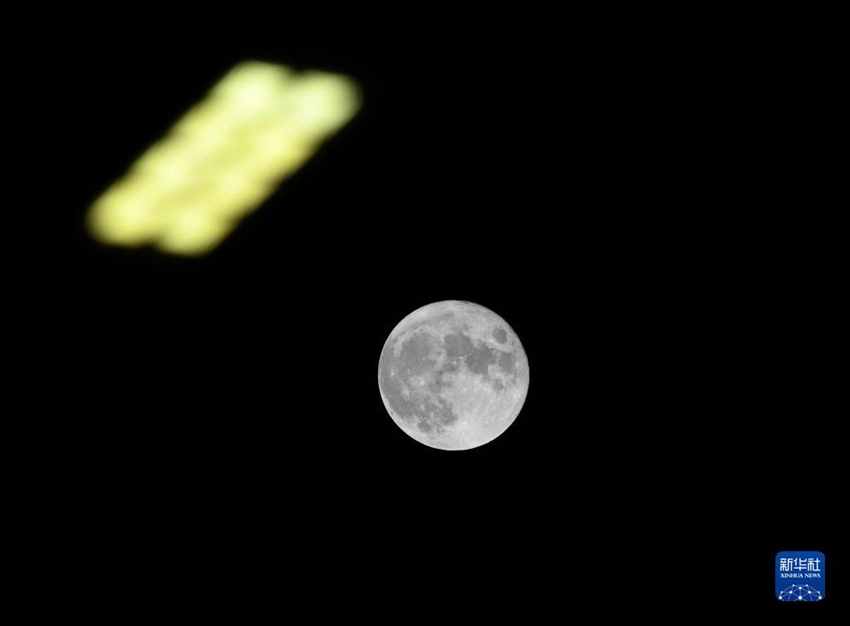 베이징 다싱에서 촬영한 보름달 [사진 출처: 신화사]