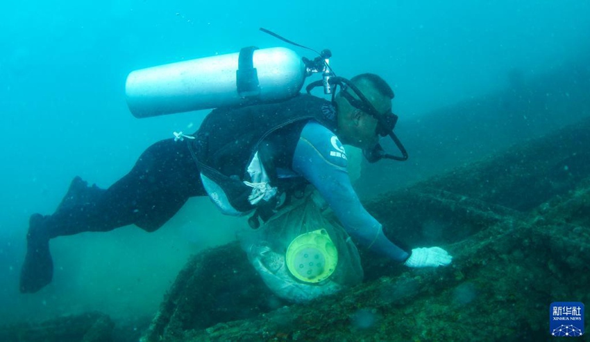 하이난 싼야 우즈저우섬 해역에서 작업자가 해저 쓰레기를 수거하고 있다. [9월 14일 촬영/사진 출처: 신화사]