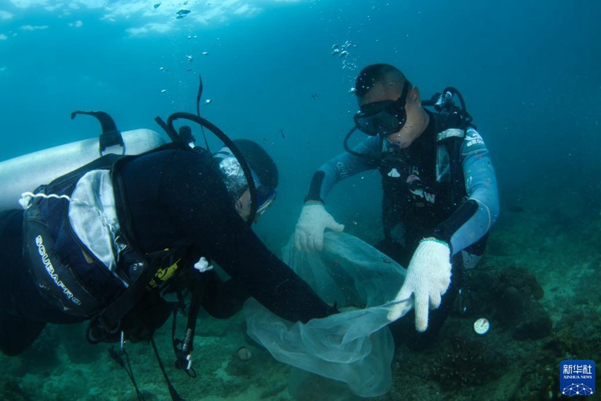 작업자들이 해저에서 수거한 쓰레기를 봉지에 담았다. [9월 14일 촬영/사진 출처: 신화사]