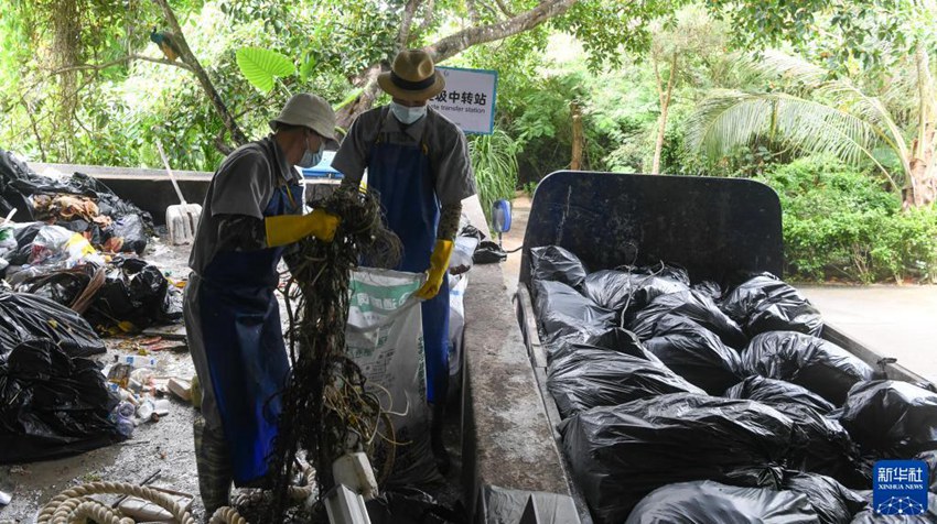 쓰레기 수거장에서 작업자들이 운송해온 쓰레기를 분류하고 포장하여 외부로 보낼 준비를 하고 있다. [9월 14일 촬영/사진 출처: 신화사]