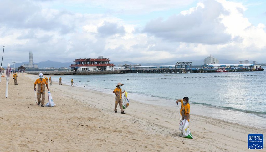 작업자들이 해변에서 쓰레기를 수거하고 있다. [9월 14일 촬영/사진 출처: 신화사]