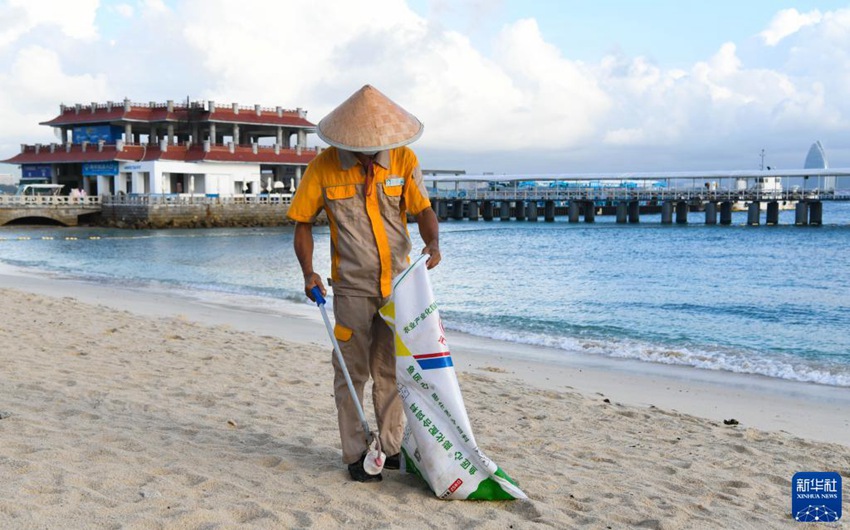 작업자가 해변에서 쓰레기를 수거하고 있다. [9월 14일 촬영/사진 출처: 신화사]