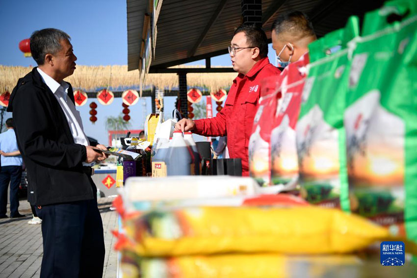 관람객이 현장에 전시된 농작물 제품을 살펴보고 있다. [9월 23일 촬영/사진 출처: 신화사]