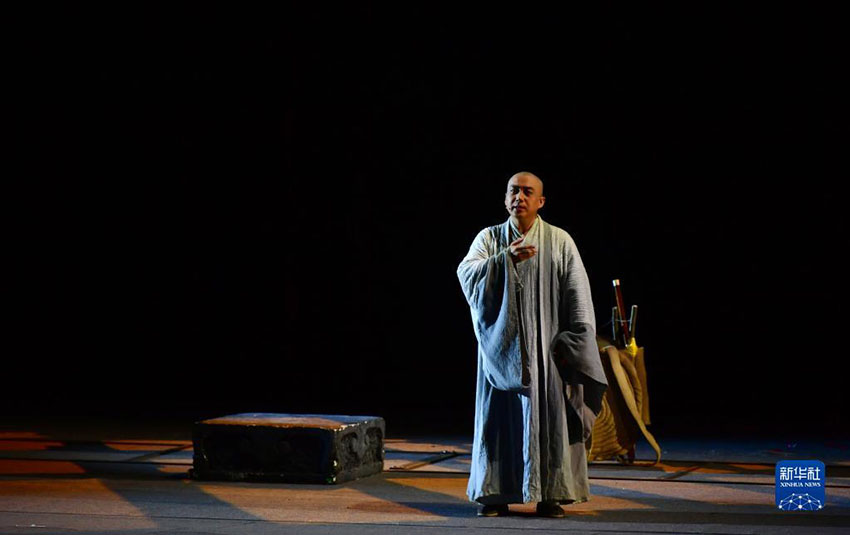 둔황대극장에서 배우가 대형 민족음악극 ‘현장서행’을 공연하고 있다. [사진 출처: 신화사]