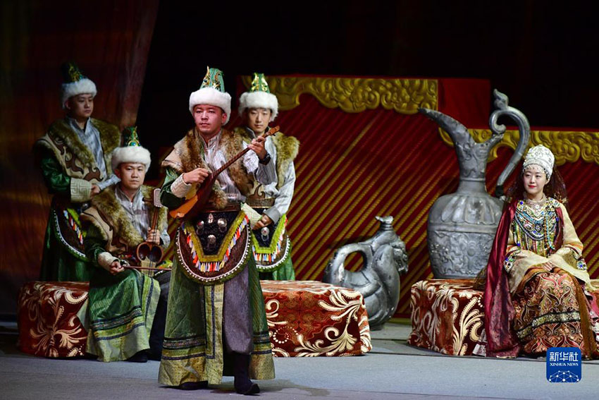 둔황대극장에서 배우들이 대형 민족음악극 ‘현장서행’을 공연하고 있다. [사진 출처: 신화사]