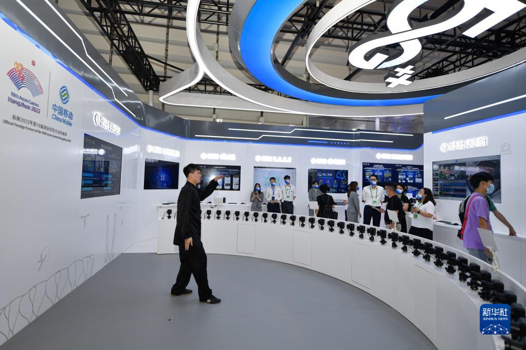 9월 25일, 관람객들은 차이나모바일(中國移動) 전시부스에서 5G 기술을 응용한 자유시각 카메라를 구경한다. [사진 출처: 신화사]