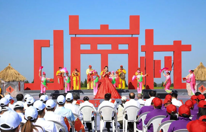 9월 22일 오전, 중국농민풍수절을 축하하기 위해 제8회 중국 농민 가요회가 안후이(安徽)성 펑양(鳳陽)현 샤오강(小崗)촌에서 열렸다. [사진 출처: 인민망]
