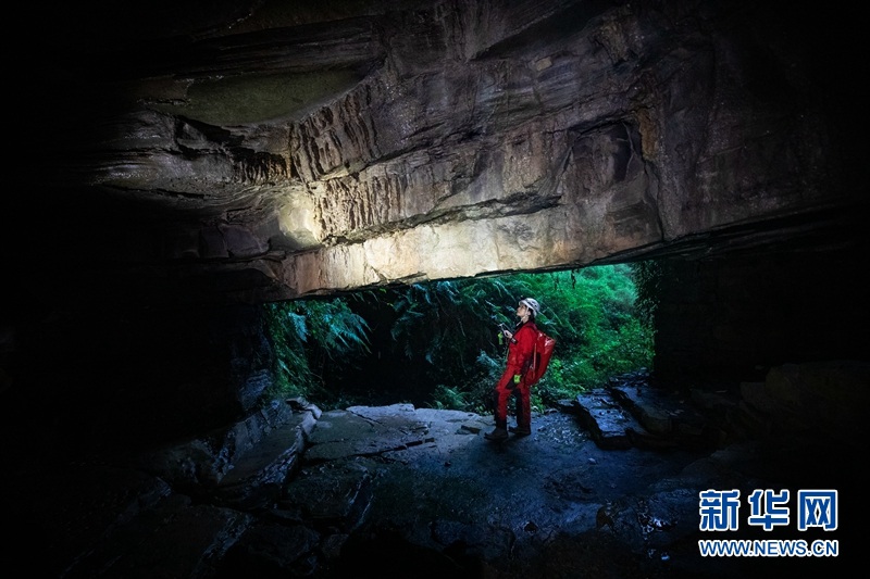 탐험대원이 동굴 입구를 살핀다. [사진 출처: 신화망]