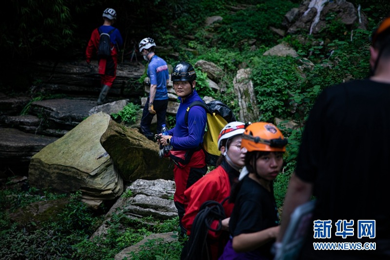 진하오 대장은 쓰촨 동굴 탐험대원을 이끌고 동굴 안으로 들어간다. [사진 출처: 신화망]