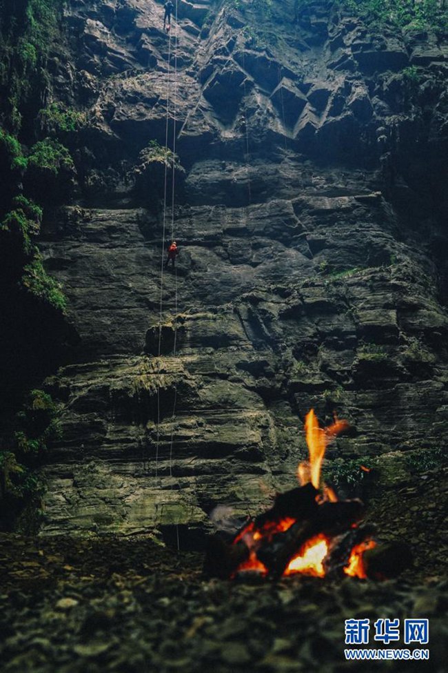 쓰촨 동굴 탐험대원들은 SRT 외줄기술로 하강한다. [사진 제공: 쓰촨 동굴 탐험대]