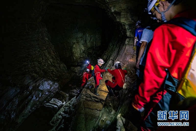 쓰촨 동굴 탐험대원들이 동굴을 탐색한다. [사진 출처: 신화망]