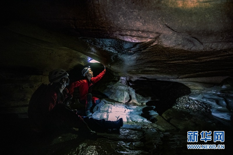 탐원대원들이 동굴 안을 관찰한다. [사진 출처: 신화망]