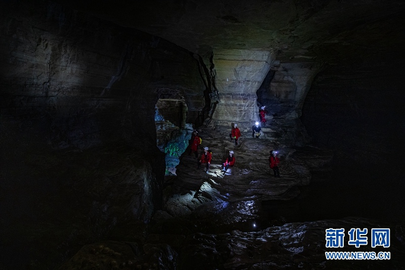 탐험대원들이 동굴에서 휴식과 재정비 후 더 깊은 곳으로 들어갈 준비를 한다. [사진 출처: 신화망]