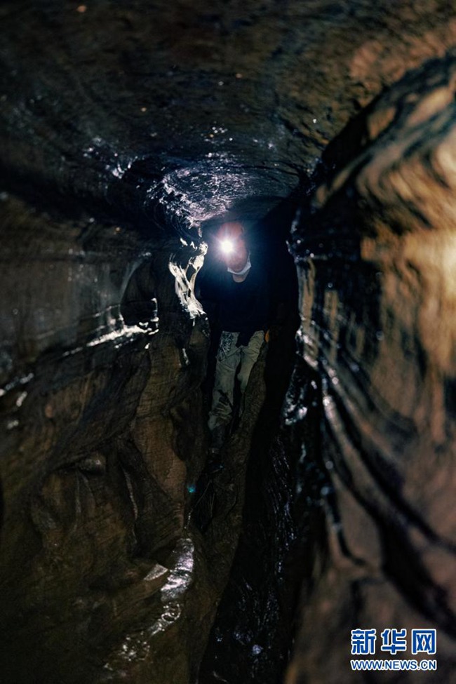 탐험대원이 동굴 안을 관찰한다. [사진 출처: 신화망]