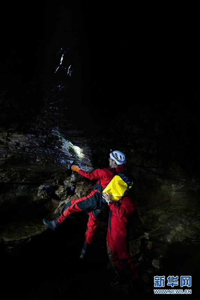 쓰촨 동굴 탐험대원들이 SRT 외줄기술로 기어오른다. [사진 출처: 신화망]