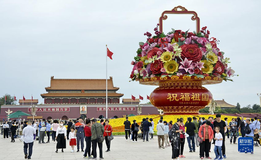 9월 25일, 톈안먼(天安門)광장에서 찍은 18m 높이 ‘축복조국’ 대형 꽃바구니 [사진 출처: 신화사]