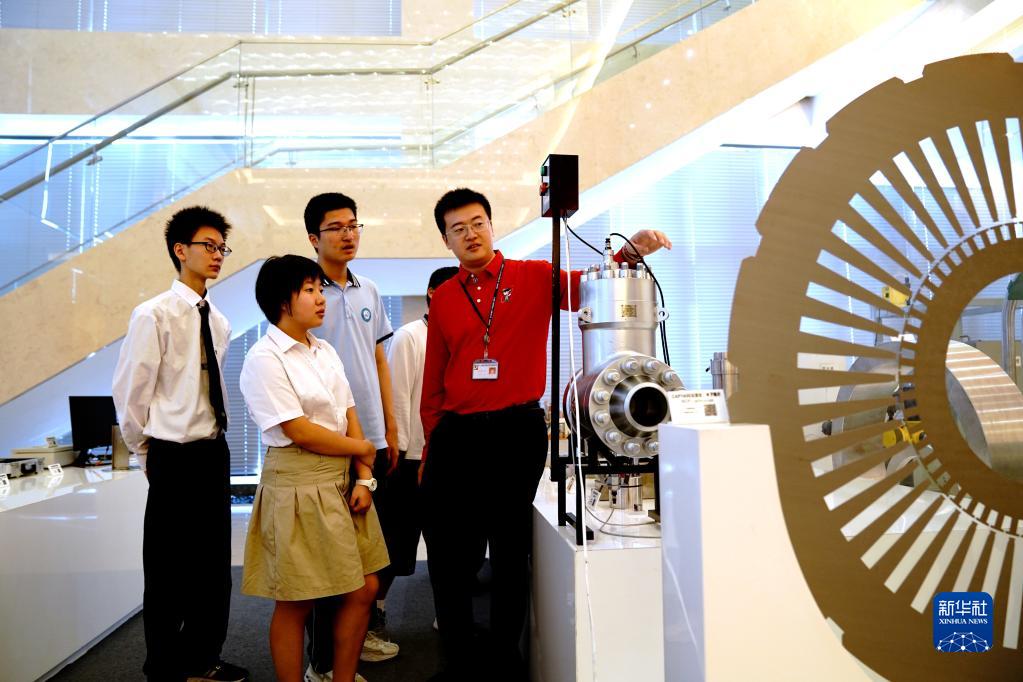 9월 25일, 직원이 학생들에게 원자력발전소 관련 설비를 소개한다. [사진 출처: 신화사] 