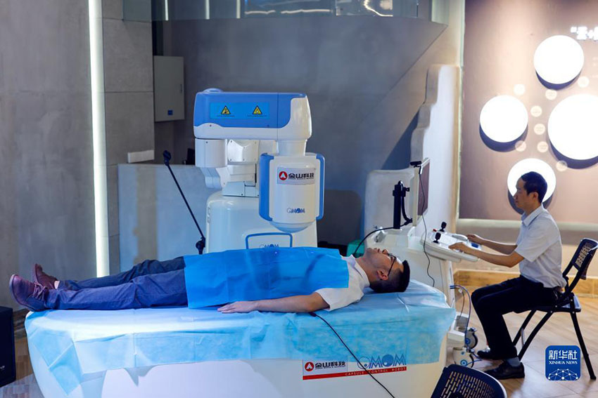 9월 24일, 현장에서 기술자가 RC100 전자동 내시경 캡슐 로봇으로  내시경 검사를 시연하고 있다. [사진 출처: 신화사]