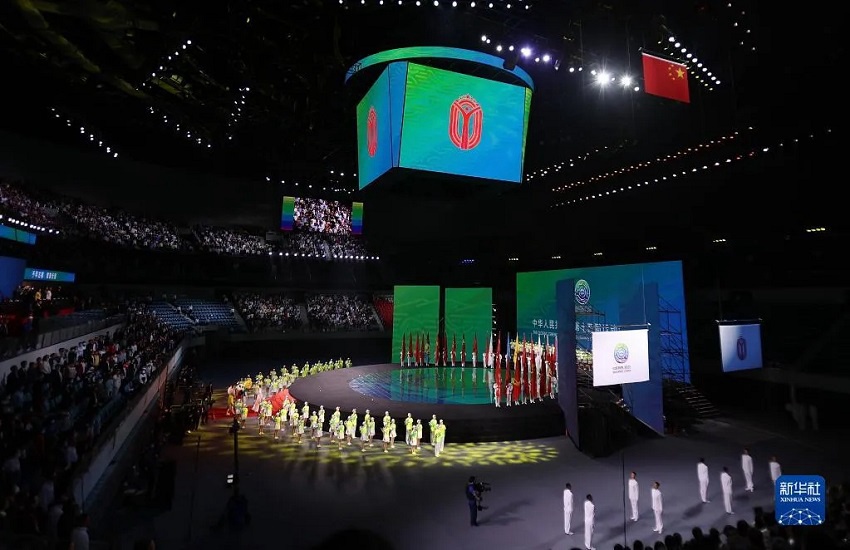 중화인민공화국 운동회 회기와 제14회 전국운동회 회기가 폐막식에서 내려가고 있다. [사진 출처: 신화사]