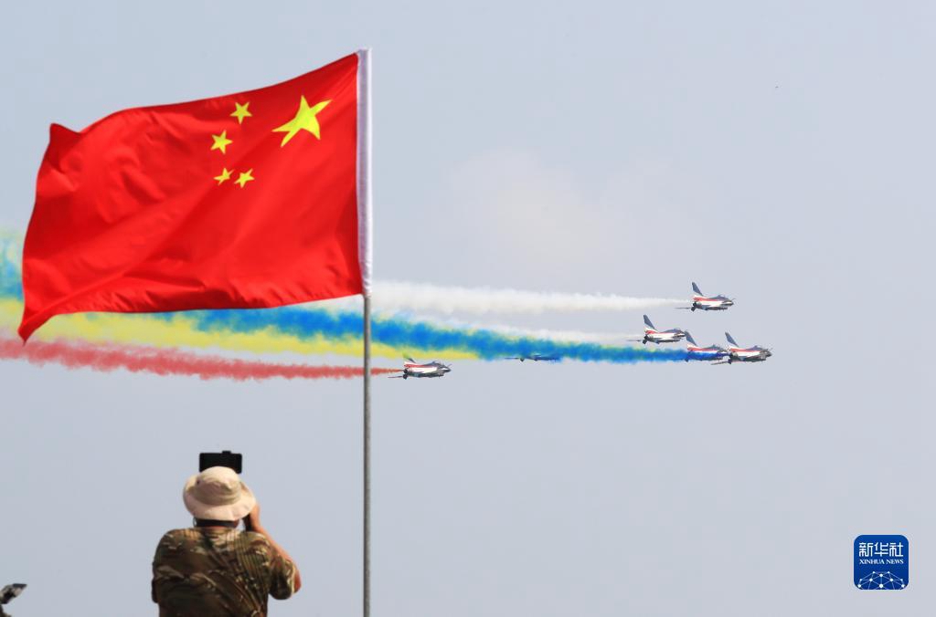 중국 공군 팔일(八一)비행팀이 개막식에서 에어쇼를 선보였다. [9월 28일 촬영/사진 출처: 신화사]
