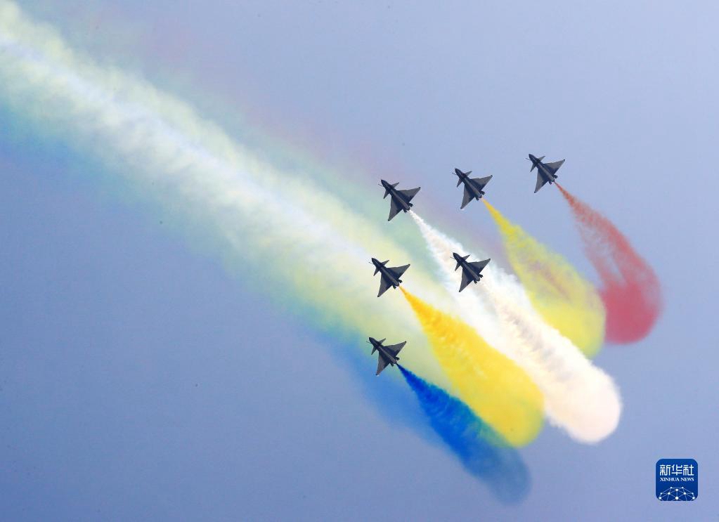 중국 공군 팔일(八一)비행팀이 개막식에서 에어쇼를 선보였다. [9월 28일 촬영/사진 출처: 신화사]