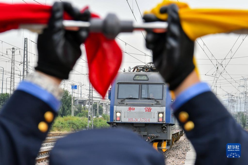 9월 28일 리궈칭 씨는 신호깃발을 사용해 열차 연결작업을 진행한다. [사진 출처: 신화사]