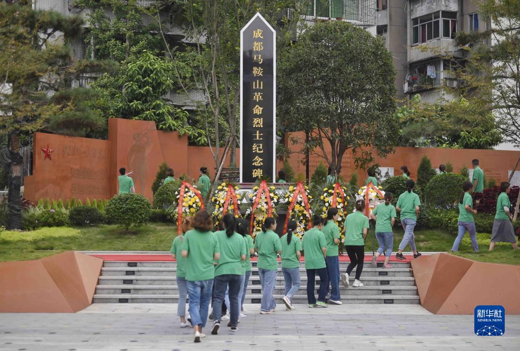 9월 30일 사람들이 청두(成都) 마안산(馬鞍山) 열사기념원에서 혁명열사를 추모하고 있다. [사진 출처: 신화사]