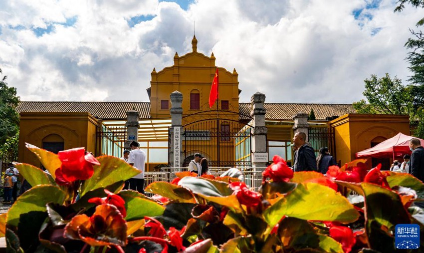 관광객들이 윈난 육군 장우탕역사박물관을 참관하고 있다. [사진 출처: 신화사]