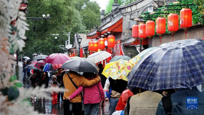 10월 6일, 관광객들이 궂은 날씨에도 베이징 난뤄구샹(南鑼鼓巷)을 찾았다. [사진 출처: 신화사]