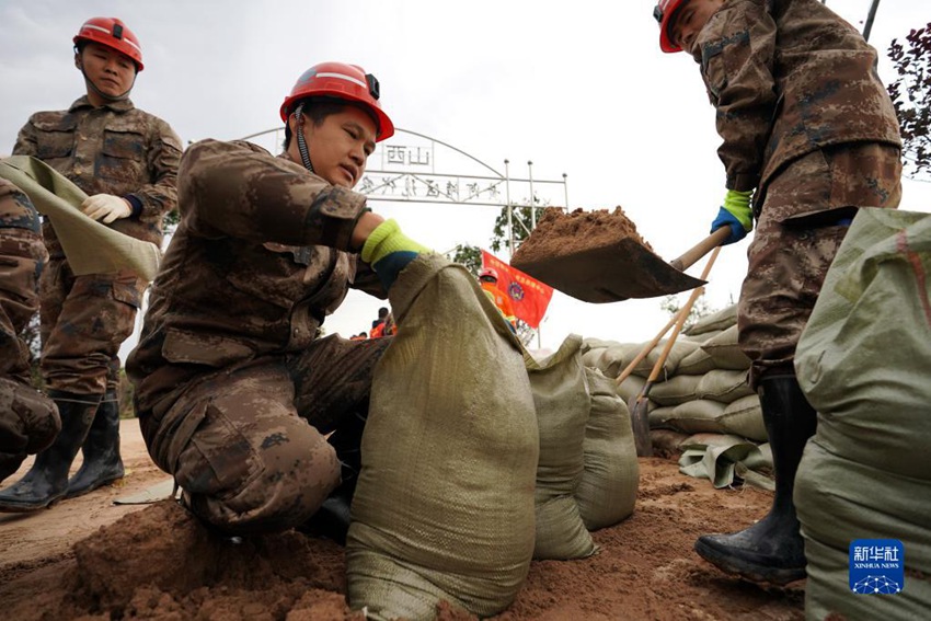 긴급 구조 요원들이 임시 제방을 보강하고 있다. [10월 10일 촬영/사진 출처: 신화사]