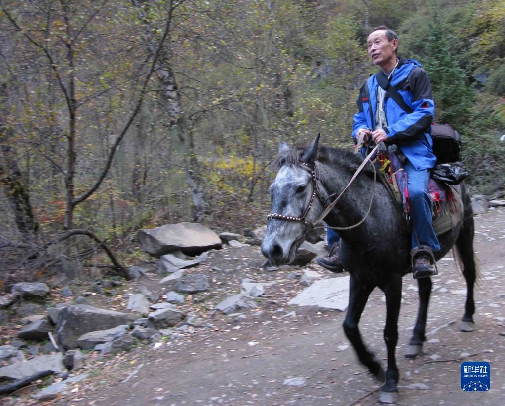 2014년 10월 27일 인카이푸가 쓰촨성 마오현 탑사 때 말을 타고 목적지로 가고 있다. [사진 출처: 신화사]