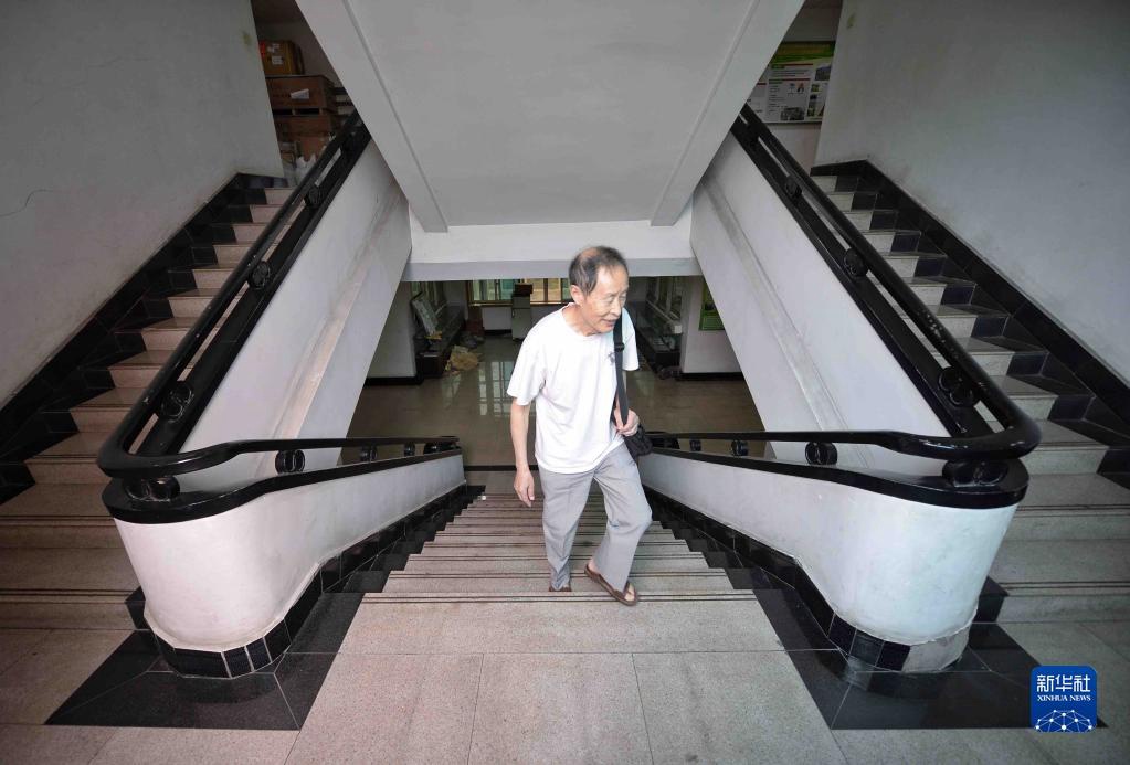 10월 2일 인카이푸가 중국과학원 청두생물연구소의 사무실로 향하는 모습 [사진 출처: 신화사]