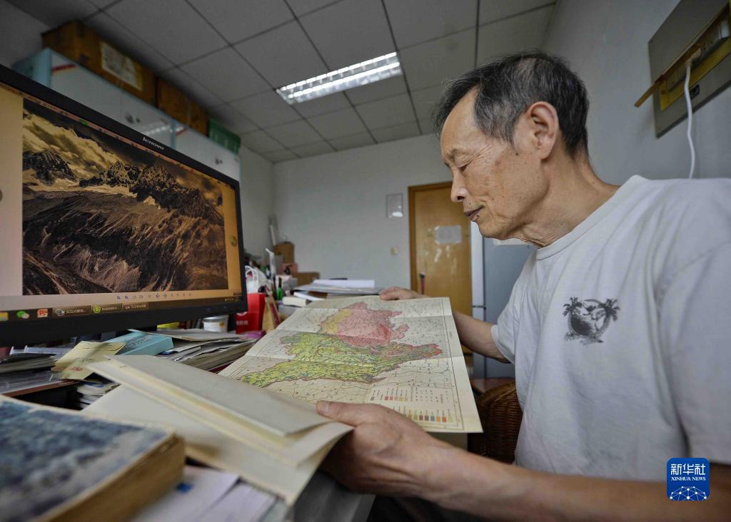 10월 2일 인카이푸가 자신이 그린 ‘쓰촨성 식생 유형도’를 살펴보고 있다. [사진 출처: 신화사]