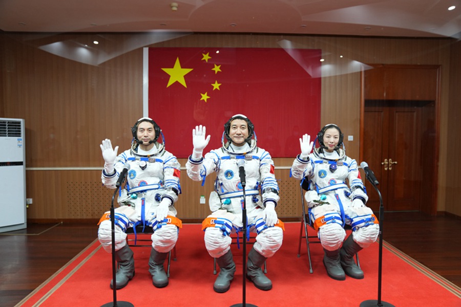 10월 15일 밤, 선저우 13호 유인비행임무 우주비행사팀 출정 의식이 주취안위성발사센터에서 거행되었다. 자이즈강(가운데), 왕야핑(오른쪽), 예광푸는 6개월간의 비행임무를 곧 가동한다. [사진 출처: 신화사]