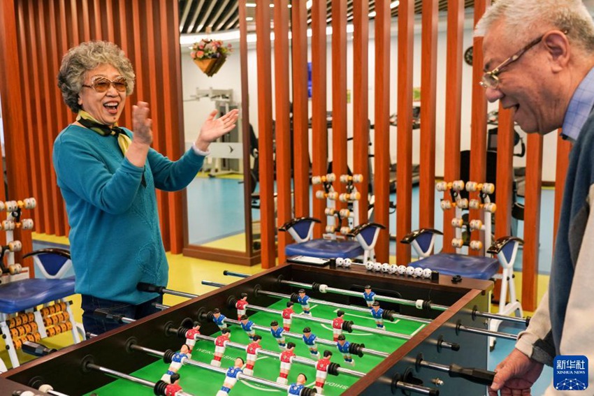 뤼웨이예와 리잔핑(왼쪽)이 실버타운에서 테이블 축구 게임을 하고 있다. [10월 12일 촬영/사진 출처: 신화사]