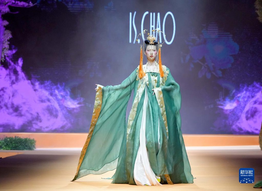 모델이 중국 유명 디자이너이자 금정상 수상자가 디자인한 옷을 선보이고 있다. [10월 18일 촬영/사진 출처: 신화망]
