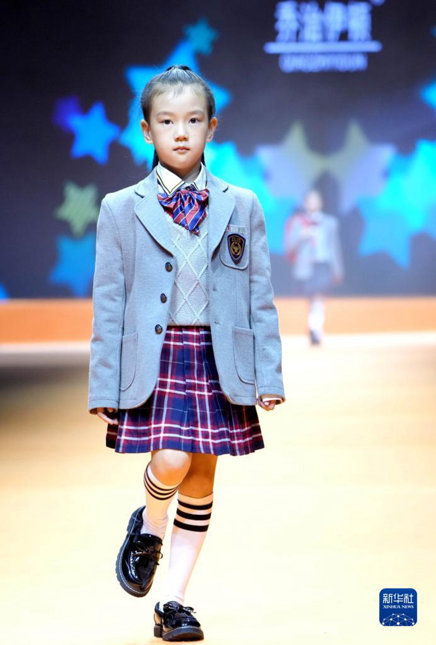 어린이 모델이 충칭 현지 패션 브랜드의 교복 시리즈를 선보이고 있다. [10월 18일 촬영/사진 출처: 신화망]