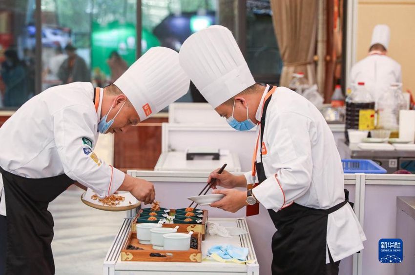 요리사들이 세계 촨차이 요리대회에서 시합하고 있다. [사진 출처: 신화사]