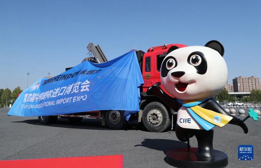 10월 23일, 전시품을 실은 트럭이 국가컨벤션센터(상하이) 북광장에 도착했다. [사진 출처: 신화망]