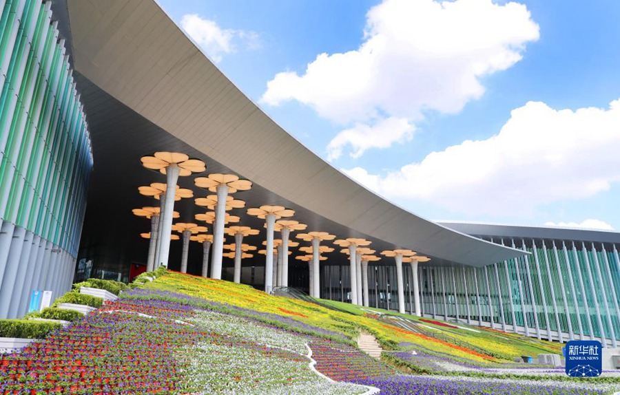 10월 23일 촬영한 국가컨벤션센터(상하이) 남광장 [사진 출처: 신화망]
