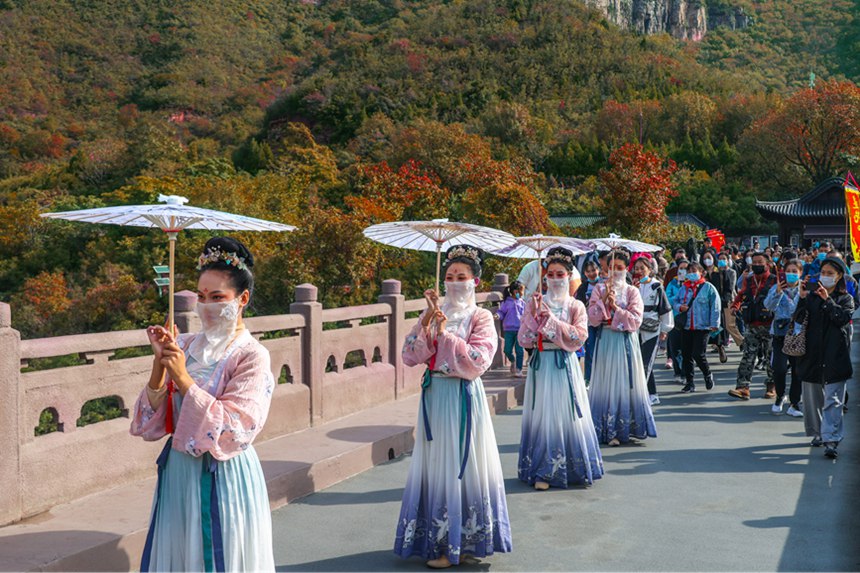 윈타이산 관광지의 전통 공연 [사진 출처: 인민망]