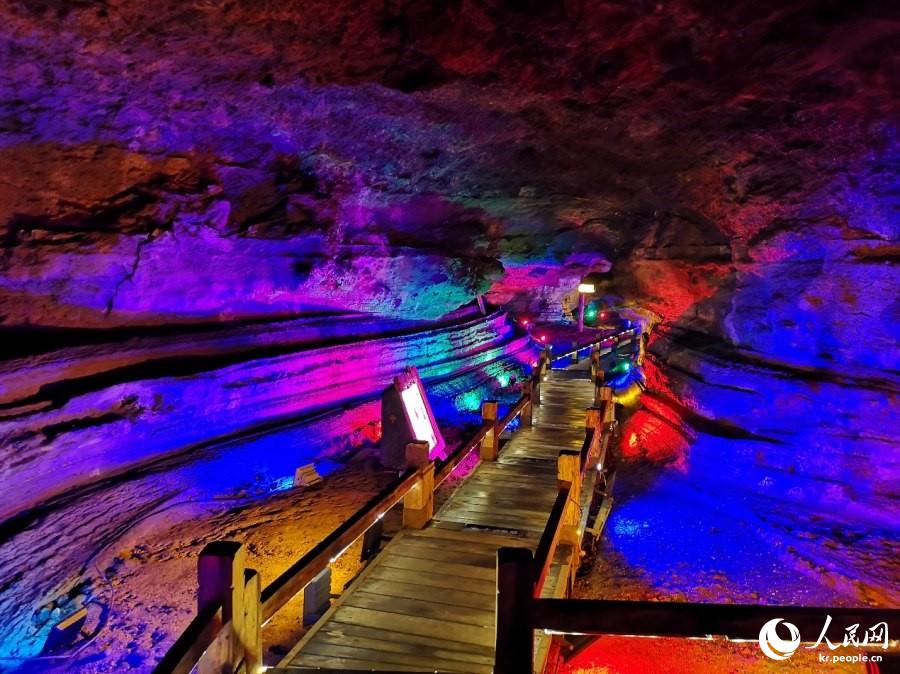 10월 23일 헤이룽장 무단장시 징포호 관광지에서 촬영한 지하 용암 터널 [촬영: 샤페이야오(夏佩瑤)/사진 출처: 인민망]