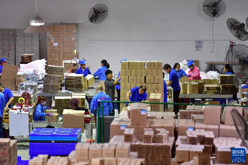 11월 1일, 광시의 한 뤄쓰펀 생산 기업의 작업자들이 뤄쓰펀을 포장하고 있다. [사진 출처: 신화사]