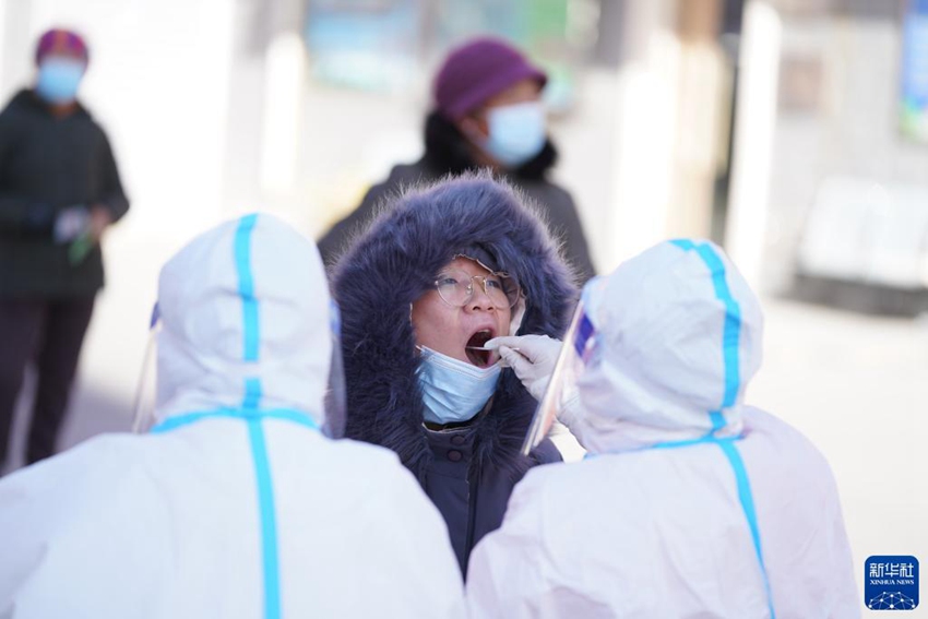 11월 2일, 헤이허 시민이 핵산 검사소에서 핵산검사를 받고 있다. [사진 출처: 신화사]