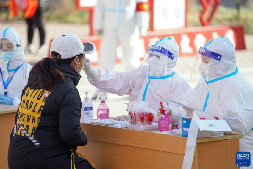 11월 2일, 헤이허 시민이 핵산 검사소에서 핵산검사를 받고 있다. [사진 출처: 신화사]