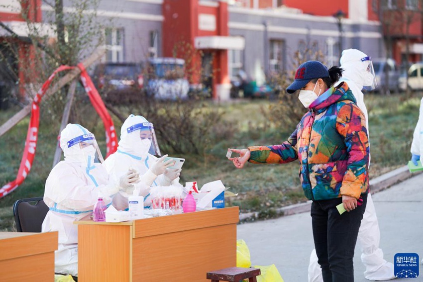 11월 2일, 헤이허 시민이 핵산 검사소에서 핵산검사를 받을 준비를 하고 있다. [사진 출처: 신화사]